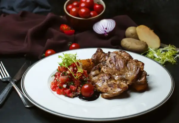 Soczysty udziec wołowy z salsą pomidorową i ziemniakami. Idealny obiad dla smakoszy.