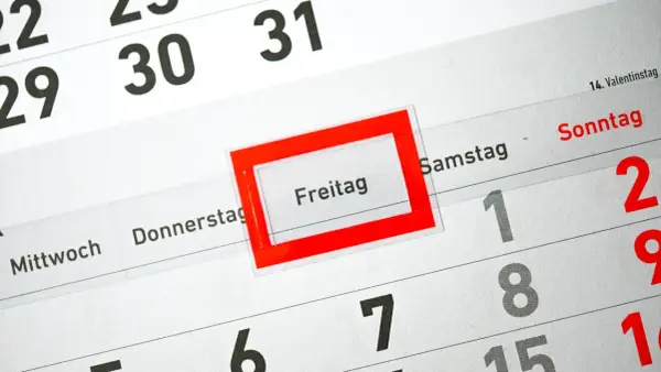 Kalenderblatt mit markiertem Freitag. Die Planung für die **Winterferien 2026** beginnt!