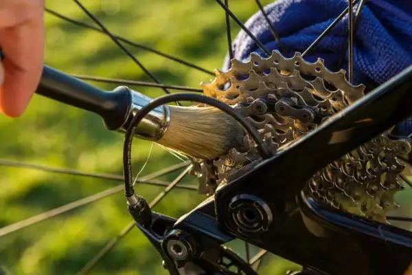 Czyszczenie kasety rowerowej przed wymianą linki przerzutki tylnej.