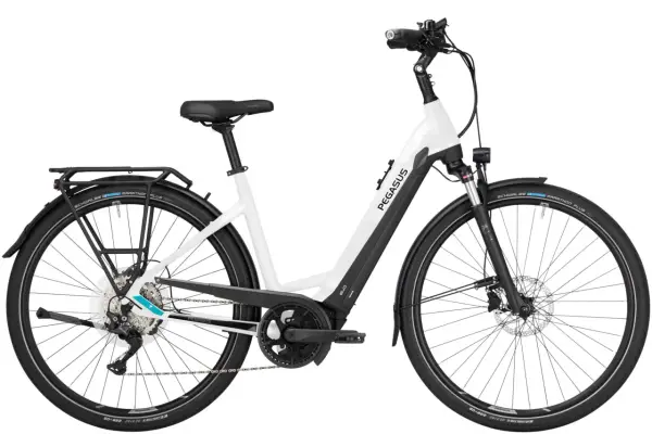 Weißes Pegasus Premio Evo 10 E-Bike mit Gepäckträger und Schwalbe Marathon Plus Reifen. Ein tolles Rad für den Pegasus Premio Evo 10 Test.