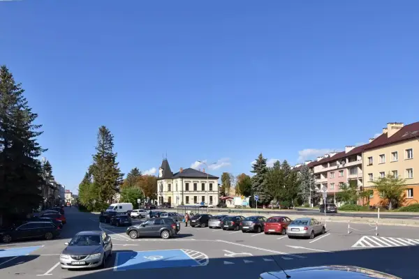Urokliwe miasta w Bieszczadach, z parkingiem pełnym samochodów i charakterystyczną architekturą.