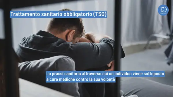 Uomo seduto con la testa tra le braccia, simbolo di sofferenza. Il TSO, trattamento sanitario obbligatorio, è una prassi medica imposta.