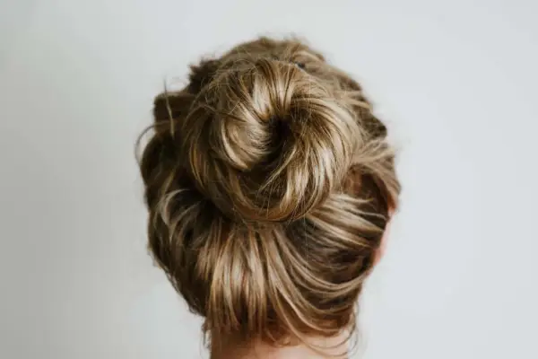 Moño alto despeinado, perfecto para una boda informal.