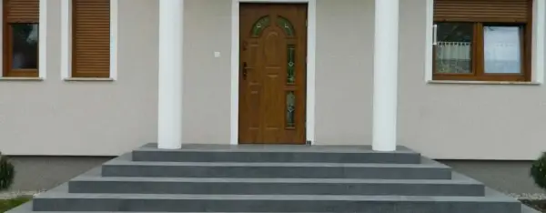 Jak bezpiecznie zaprojektować wejście do domu ze schodami: 5 rad