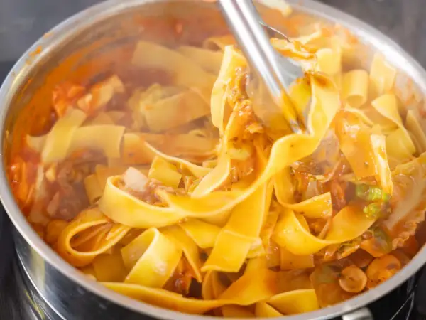 Pappardelle w sosie pomidorowym z warzywami. Idealne danie, gdy zastanawiasz się, co zrobić na obiad.
