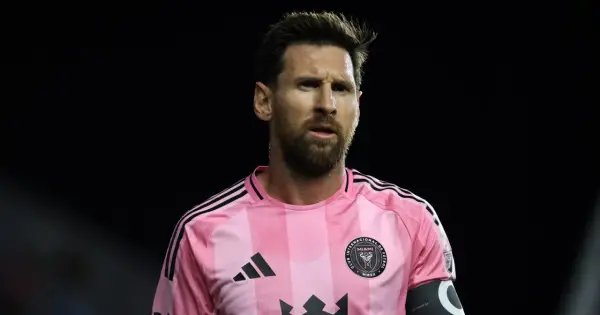 Lionel Messi w różowej koszulce Interu Miami, gotowy do gry.