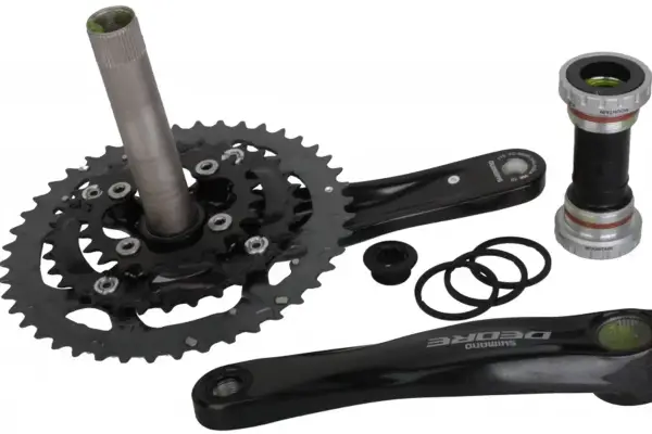 Zestaw rowerowy: korba Shimano Deore, suport i akcesoria.