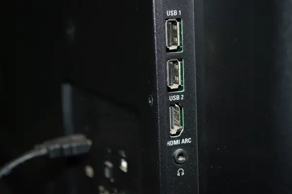 Jak podłączyć USB do telewizora i uniknąć problemów z odtwarzaniem