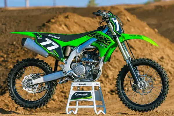 Zielony motocykl Kawasaki KXF 250 na stojaku, gotowy do jazdy. Poznaj jego kawasaki kxf 250 dane techniczne.