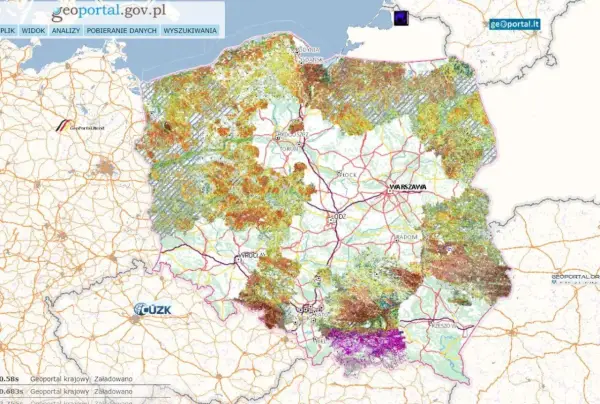 Mapa Polski z danymi z geoportal.gov.pl. Widoczne miasta: Warszawa, Wrocław, Gdańsk. Kolorowe plamy wskazują różne typy pokrycia terenu.