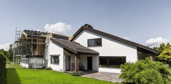 Ile kosztuje dobudowa domu? Zaskakujące wydatki, o których musisz wiedzieć