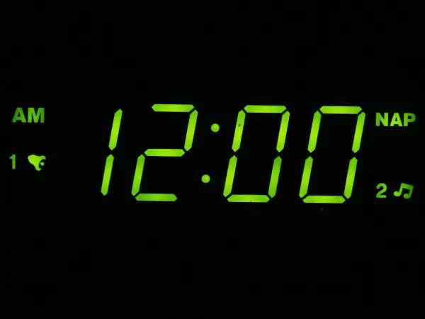 Budzik pokazuje 12:00 AM. To oznacza północ, początek dnia.