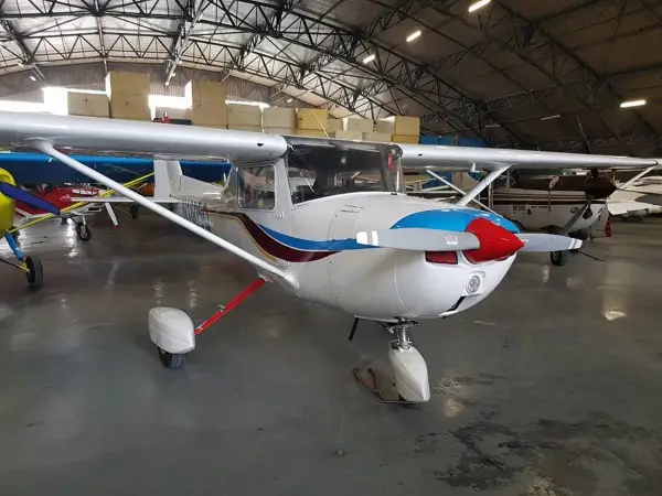 Małe samoloty w hangarze. Widok z tarasu widokowego lotnisko Gdańsk.