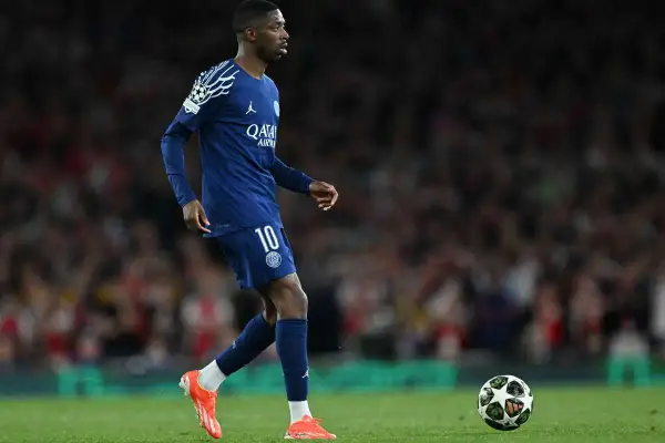Piłkarz PSG z numerem 10, Ousmane Dembélé, w akcji. Miejmy nadzieję, że to nie kolejna **dembele kontuzja**.