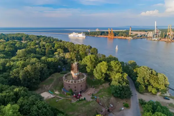 Karsibór atrakcje: okrągła twierdza z widokiem na port i morze. Statek wycieczkowy i żaglówka na wodzie.