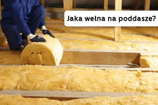 Ocieplanie poddasza najlepszą wełną mineralną. Pracownik układa rolkę izolacji.