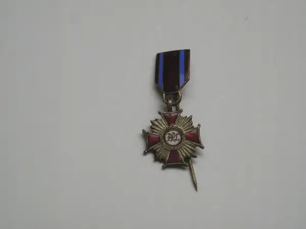 Krzyż Zasługi PRL: Poznaj historię tego odznaczenia już w 5 faktach