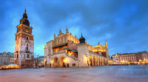 Wieczorny widok na Rynek Główny w Krakowie z Sukiennicami i wieżą Ratuszową.