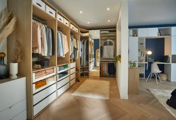 Un dressing aménagé pour un dressing à faire soi même, avec des étagères en bois, des tiroirs et des vêtements bien rangés.