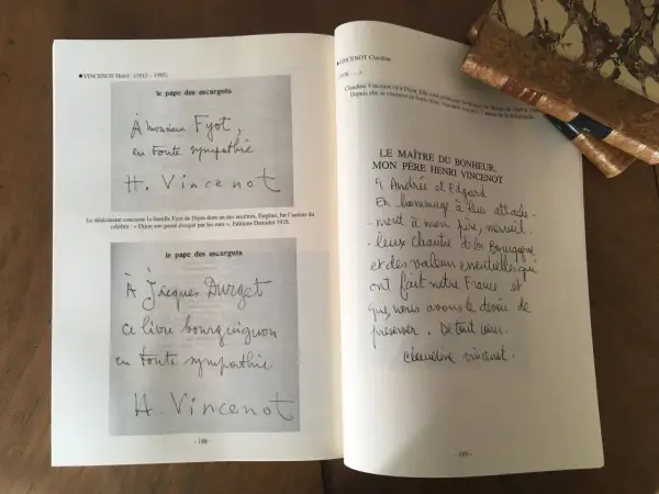 Deux pages d'un livre présentent des dédicaces manuscrites. L'une est pour "Fyot", l'autre pour "Jacques Durget". La page de droite contient une longue dédicace de Claudine Vincenot à son père.