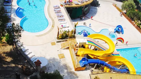 Basen z atrakcjami wodnymi, zjeżdżalniami i leżakami. Idealne miejsce na wakacje, jak sugerują ladonia hotels adakule opinie.