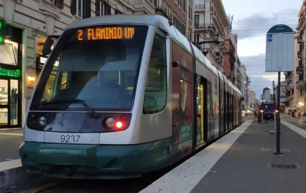 Tram 2 in Roma, direzione Flaminio, si ferma in una strada alberata con palazzi storici.