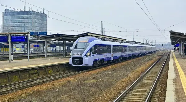 Nowoczesny pociąg PKP Intercity na stacji w Opocznie, gotowy do podróży do Kielc.