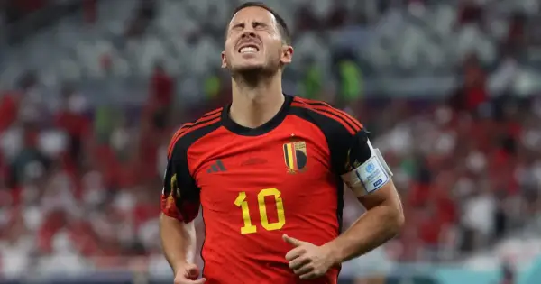 Hazard, belgijski piłkarz, z grymasem na twarzy, w czerwonej koszulce z numerem 10.