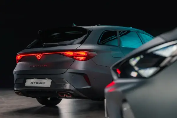 Matowy Cupra Leon SP z podświetlanym logo i wydechem. Sprawdź aktualną cupra leon cena.