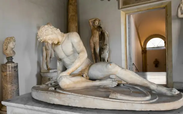 Sculptures antiques au musée du Capitole à Rome. Le tarif d'entrée permet d'admirer ces œuvres.