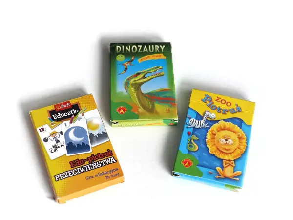 Trzy pudełka gier karcianych: "Edu-piotruś Przeciwieństwa", "Dinozaury Piotruś Pamięć" i "Zoo Piotruś". Idealne do nauki i zabawy, jak się gra w piotrusia.