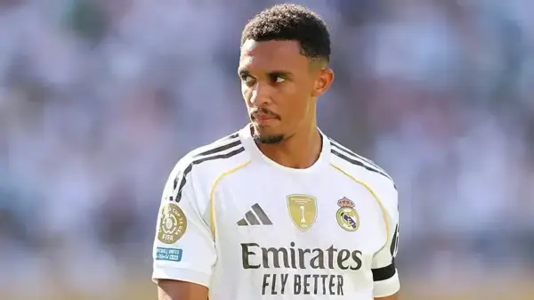 Calciatore del Real Madrid, pronto per la partita. Le sue prestazioni potrebbero ispirare recensioni simili a quelle del film Alexander.