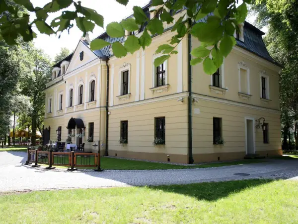 Pałac w Rybnej: Historia, wesele, hotel. Zaplanuj wizytę!