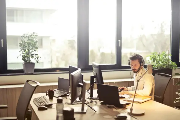 Co robi spedytor? Kluczowe zadania i ścieżka kariery w TSL