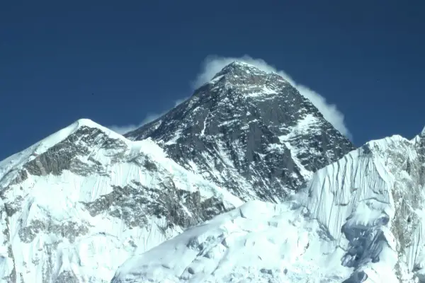 Majestatyczne szczyty pokryte śniegiem, chmury otulające wierzchołek. Widok zapierający dech w piersiach, symbol wejścia na Mount Everest.