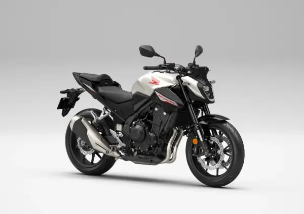 Nowy motocykl Honda CB 500 w kolorze białym i czarnym. Sprawdź honda cb 500 dane techniczne.