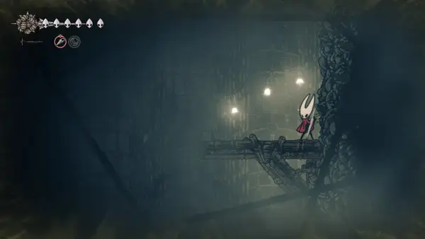 Hornet, en la niebla de Silksong, se prepara para el combate en una plataforma precaria.
