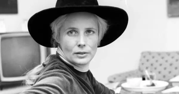 Agnieszka Osiecka w kapeluszu, zamyślona, jakby tworzyła kolejne teksty.