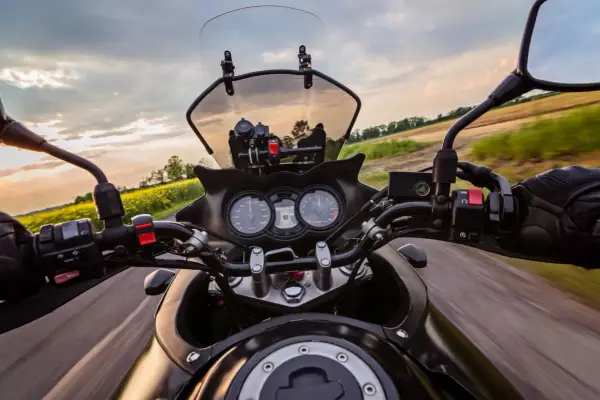 Jazda motocyklem przez pola rzepaku. Uważaj, by nie dostać mandatu za brak kategorii A!