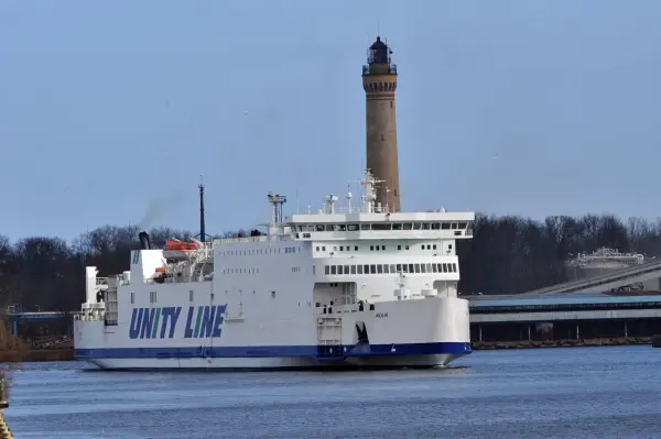 Prom Unity Line "Wolin" płynie w kierunku latarni morskiej.