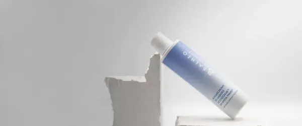 Biała butelka z niebieską etykietą, zawierająca żel do mycia twarzy. Czy to rozwiązanie na nadmiar sebum?
