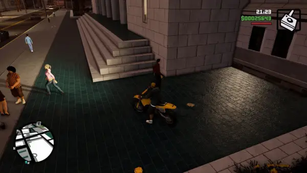 Postać na żółtym motocyklu w GTA San Andreas. Widać też innych przechodniów i budynek.