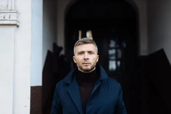 Czy świadek może mieć adwokata? Poznaj swoje prawa i ochronę.