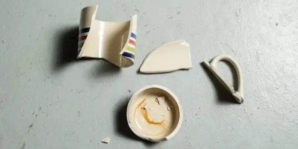 Rozbite naczynie z kolorowymi paskami, które można poskładać za pomocą kleju do porcelany.