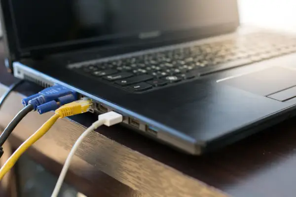 Jak podłączyć laptop do monitora - Dobór kabli i ustawienia obrazu