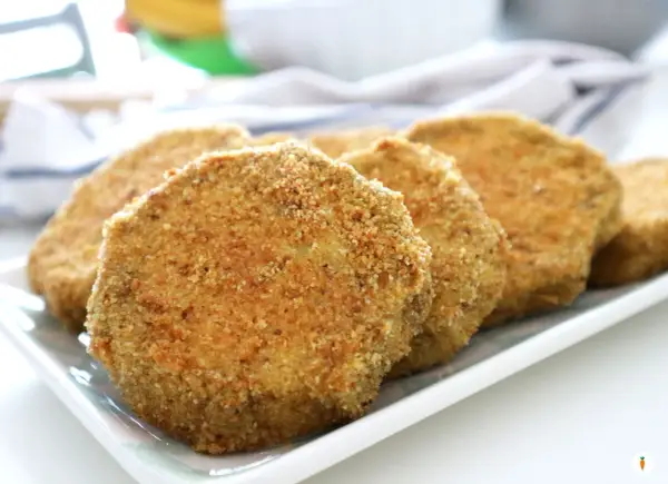 Fette dorate di melanzane impanate al forno, croccanti e pronte da gustare.