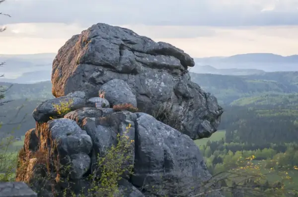Skalny labirynt Szczeliniec Wielki, gdzie skały tworzą naturalne "piekiełko" dla wspinaczy i turystów.