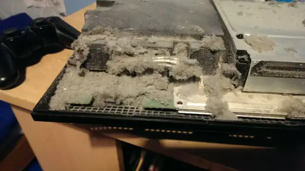 Consola PS4 cubierta de polvo. Es hora de limpiar ps4 para que vuelva a funcionar.