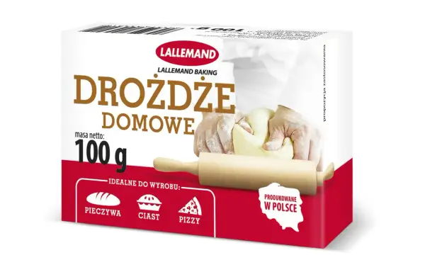 Opakowanie drożdży domowych Lallemand. Dłonie zagniatają ciasto, obok wałek. Idealne do pieczywa, ciast i pizzy. Porównanie drożdży suchych a świeżych.