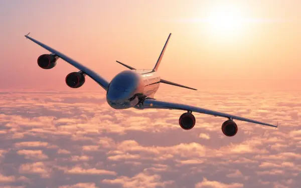 Avión sobrevolando nubes al amanecer, ideal para tus viajes organizados desde Barcelona.